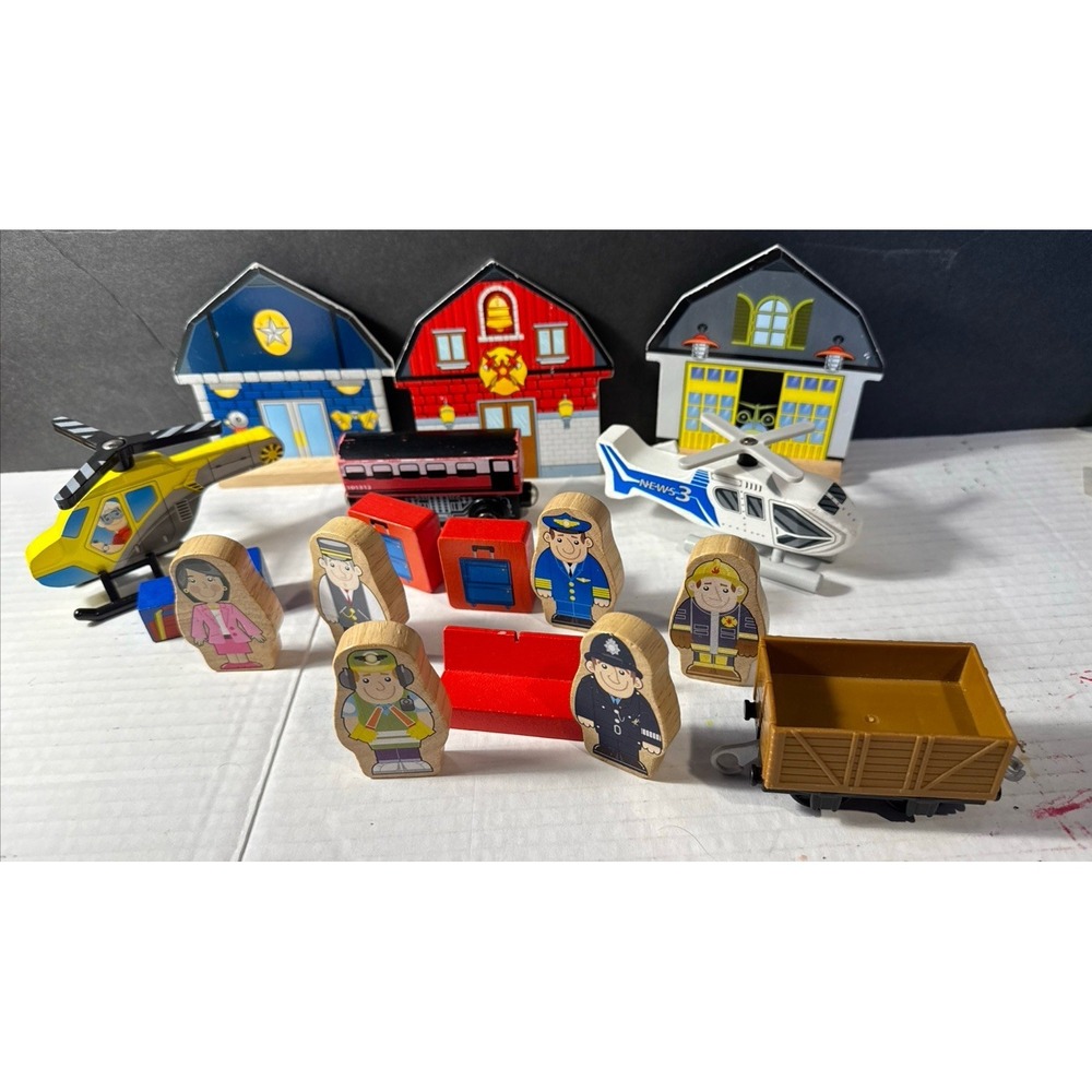 17 Thomas & Toys R Us Wooden Railway Figures 1 Train 2 Helicopters